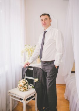 düğün gününde mutlu damat