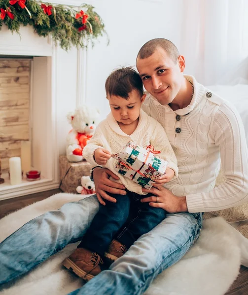 Ayah dan anak di malam Natal — Stok Foto