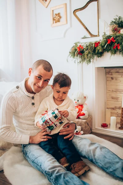 Pai e filho na véspera de Natal — Fotografia de Stock