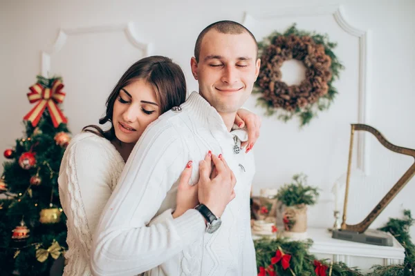 Hermosa pareja en Nochebuena — Foto de Stock