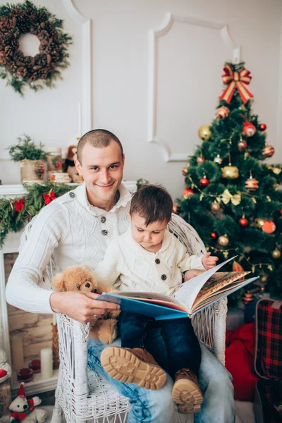 Baba ve oğul, Noel arifesi — Stok fotoğraf