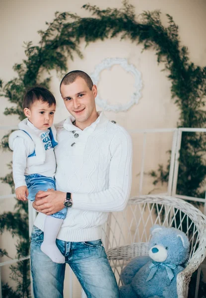 Padre e hijo en la víspera de Navidad — Foto de Stock