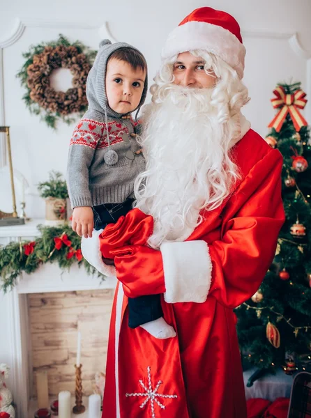 Niño y Santa Claus — Foto de Stock