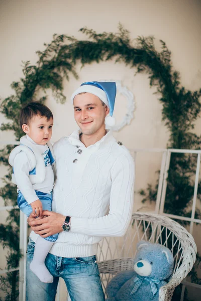 Padre e hijo en la víspera de Navidad — Foto de Stock