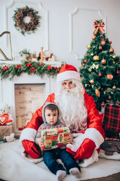 Niño y Santa Claus — Foto de Stock