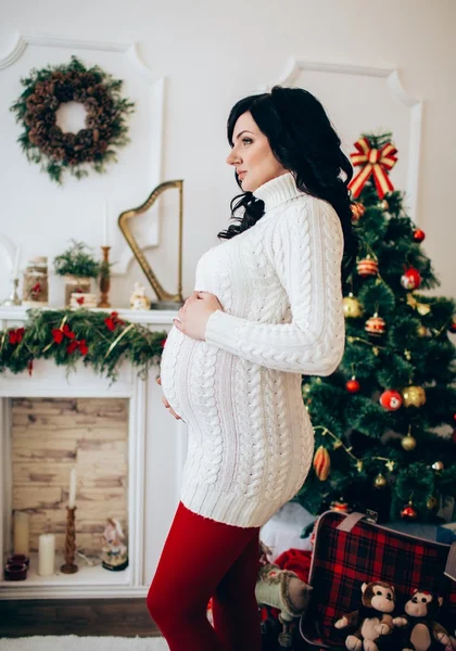 크리스마스 이브에 임신한 여자 — 스톡 사진