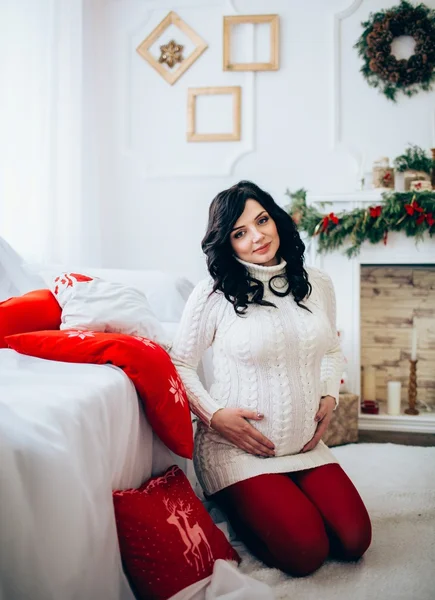 クリスマスイブの日に妊娠中の女性 — ストック写真