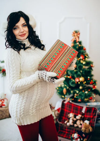 Mulher grávida na véspera de Natal — Fotografia de Stock