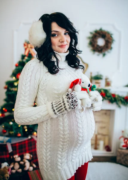 Mulher grávida na véspera de Natal — Fotografia de Stock
