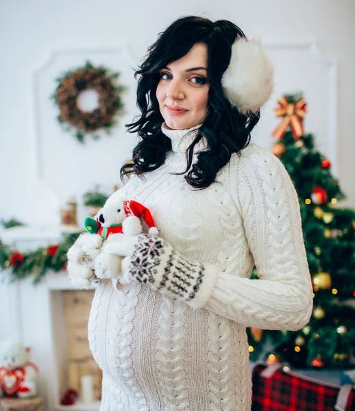 Kobieta w ciąży w Wigilię Bożego Narodzenia — Zdjęcie stockowe