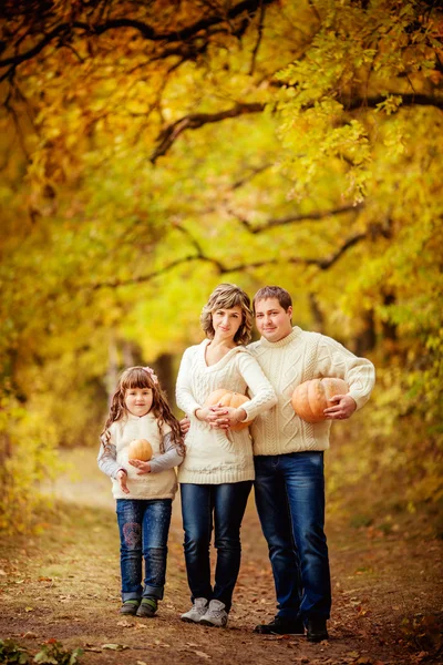 Lycklig familj med pumpor — Stockfoto