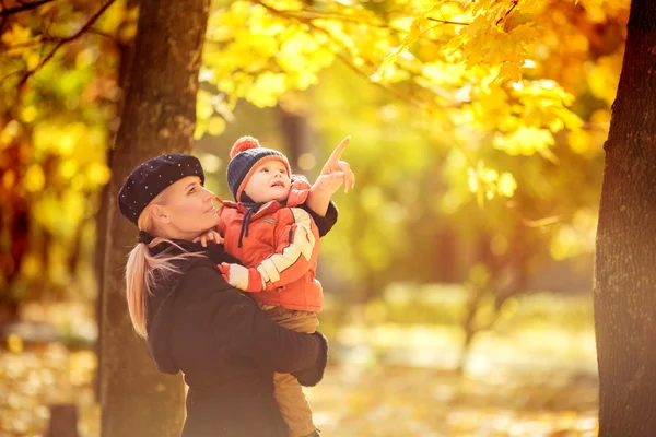 Madre e figlio nel parco autunnale — Foto Stock