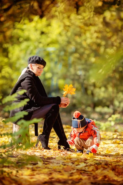 Mutter und Sohn im Herbstpark — Stockfoto