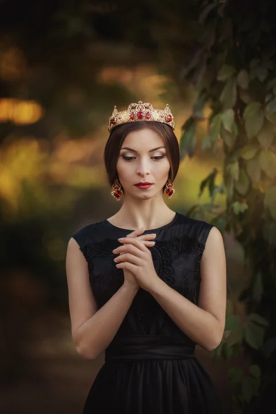 Hermosa mujer en corona de joyería — Foto de Stock