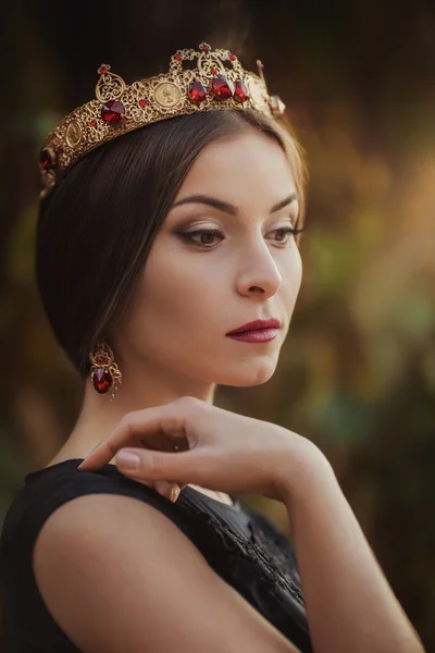 Piękna kobieta w koronie biżuteria — Zdjęcie stockowe