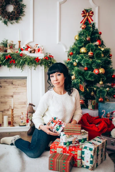 Güzel kadın Noel ağacı üzerinde — Stok fotoğraf