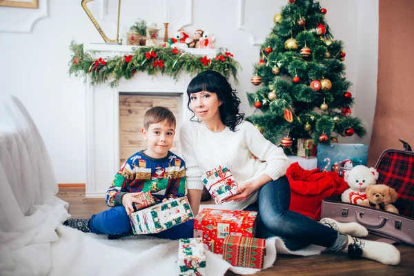 Mãe e filho sobre a árvore de Natal — Fotografia de Stock