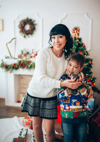 Mãe e filho sobre a árvore de Natal — Fotografia de Stock
