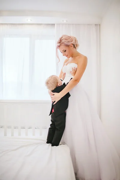 Schöne Braut mit Kind — Stockfoto