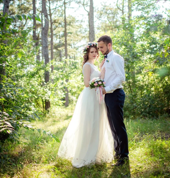 Lyckliga bruden och brudgummen — Stockfoto