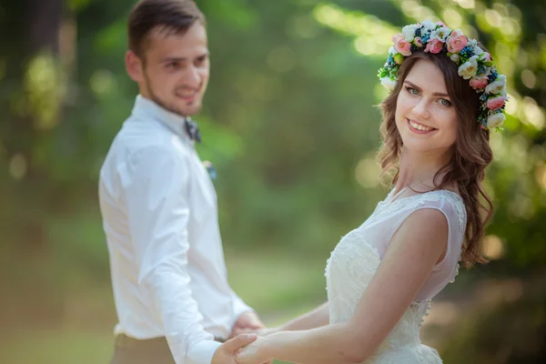 Glückliche Braut und Bräutigam — Stockfoto