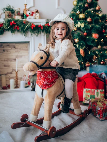 Babymeisje op kerstavond — Stockfoto