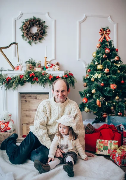 Baba ve kızı, Noel arifesi — Stok fotoğraf