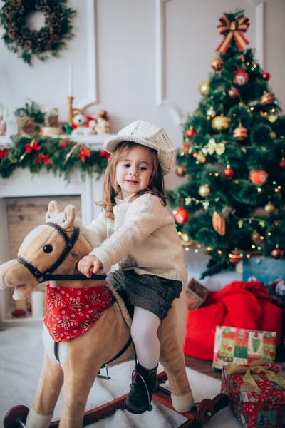 Babymeisje op kerstavond — Stockfoto