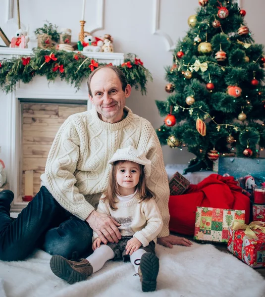 Baba ve kızı, Noel arifesi — Stok fotoğraf