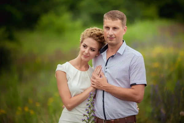 Счастливая невеста и жених в поле — стоковое фото
