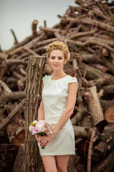 Bella sposa con fiori — Foto Stock