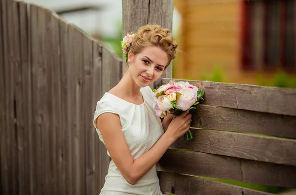 Piękna panna młoda z kwiatami — Zdjęcie stockowe