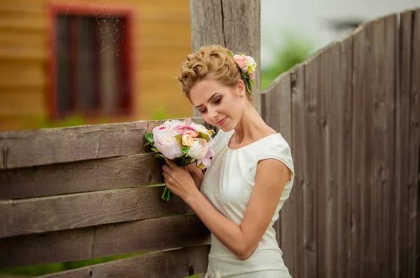 美丽的新娘，开着花 — 图库照片