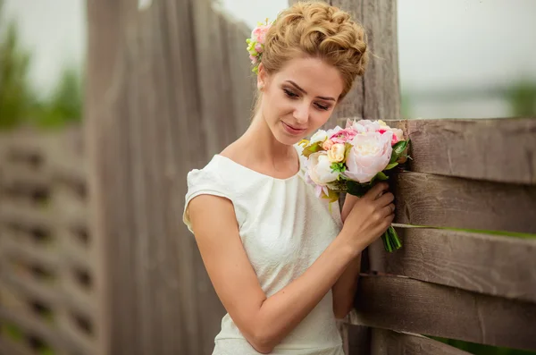 Bella sposa con fiori — Foto Stock