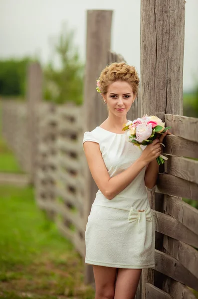 Beautiful bride  with flowers — Stock Photo, Image