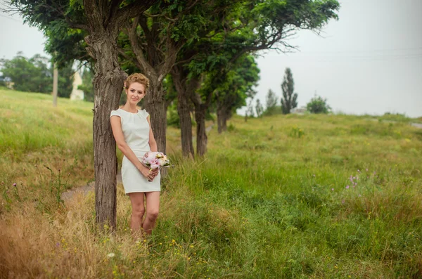 Bella sposa con fiori — Foto Stock