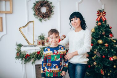 Anne ve oğlu, Noel arifesi