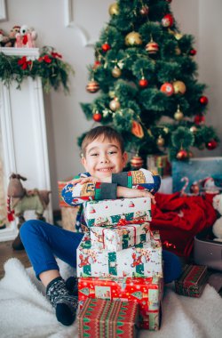 çocuğa Noel arifesi