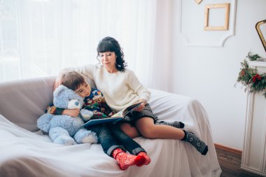 Anne ve oğlu, Noel arifesi