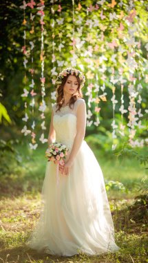 park içinde güzel bir gelin