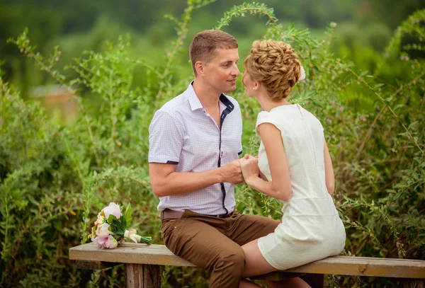 Gelukkige bruid en bruidegom — Stockfoto