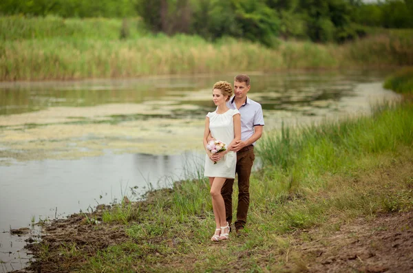 Felice sposa e sposo — Foto Stock