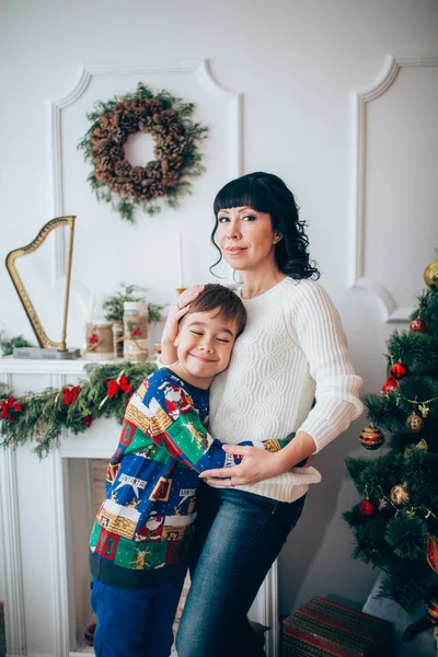 Madre e hijo en la víspera de Navidad —  Fotos de Stock