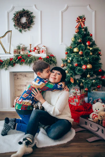 Anne ve oğlu, Noel arifesi — Stok fotoğraf