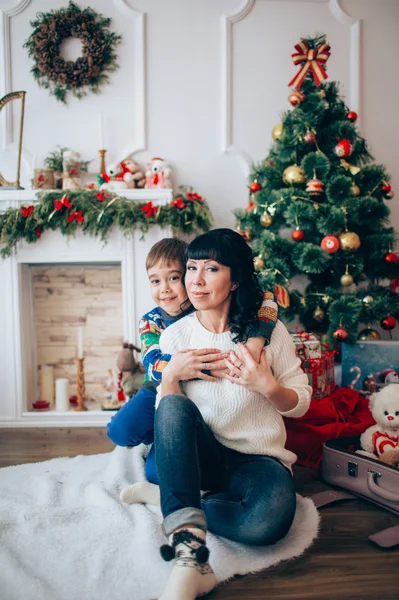 母と息子、クリスマス・イブ — ストック写真
