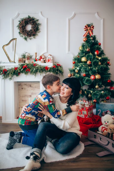 Мать и сын в канун Рождества — стоковое фото