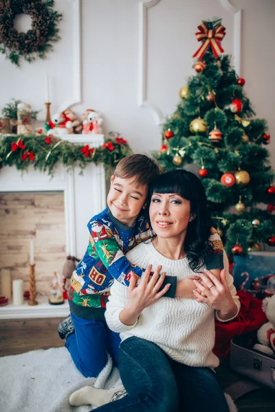 Matka i syn w Wigilię Bożego Narodzenia — Zdjęcie stockowe
