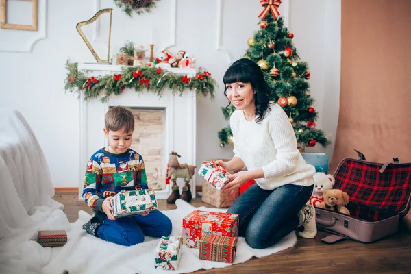 Mor och son på julafton — Stockfoto