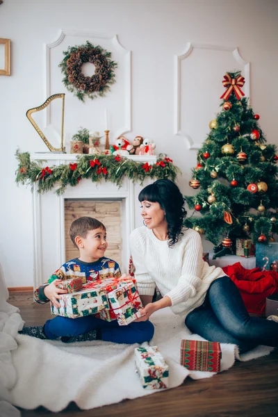 Moeder en zoon op kerstavond — Stockfoto