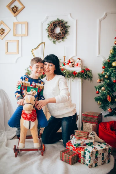 Moeder en zoon op kerstavond — Stockfoto